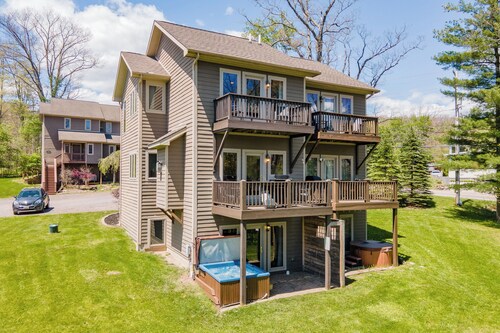 New! Cozy Duplex Home w/ Hot Tub