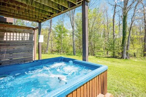 Outdoor spa tub - New! Cozy Duplex Home w/ Hot Tub (McHenry)