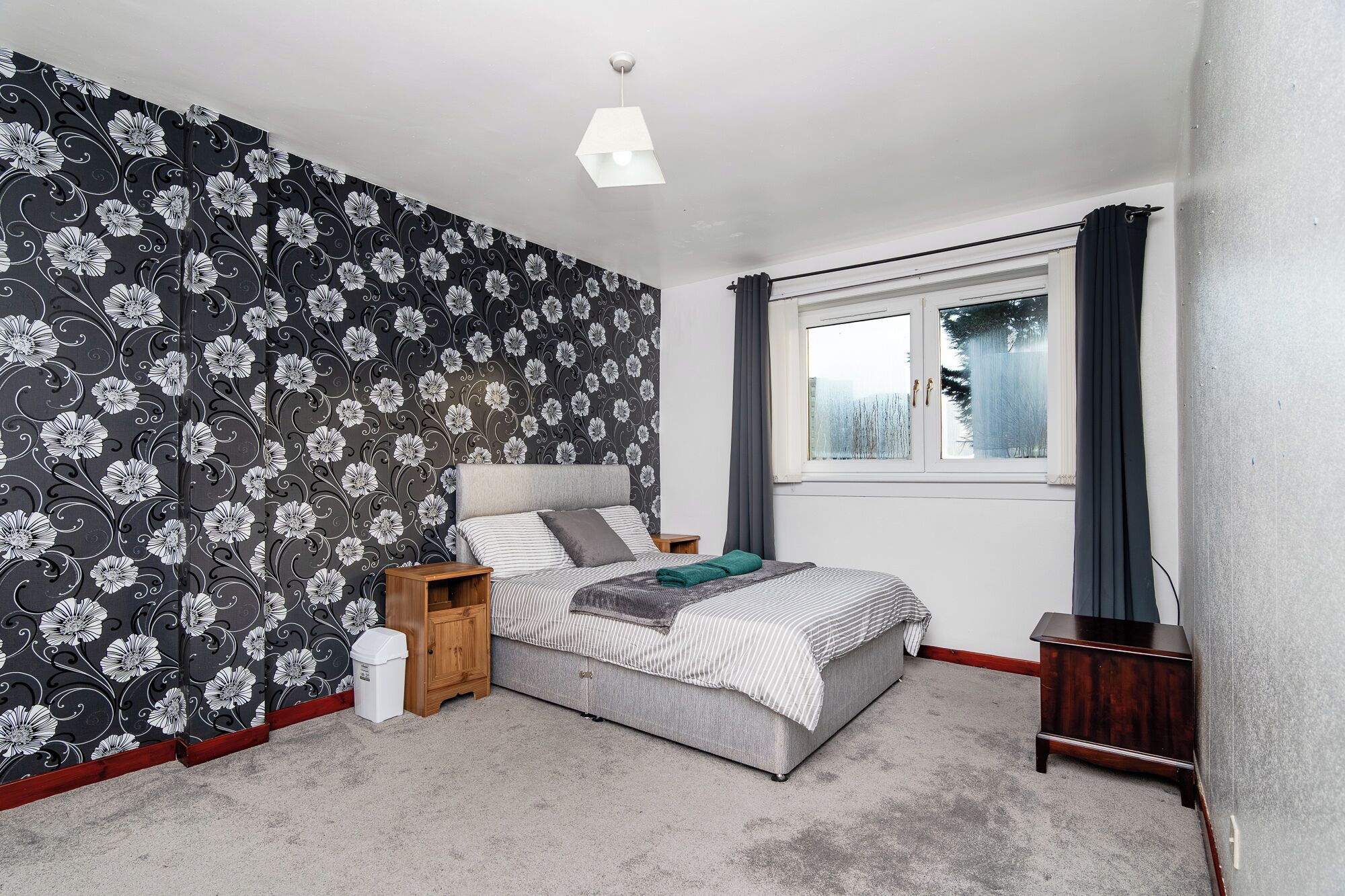 Iron/ironing board, bed sheets