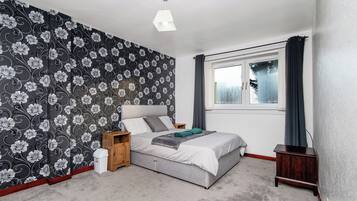 Iron/ironing board, bed sheets