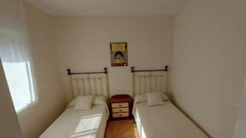 Tabla de planchar con plancha, wifi y ropa de cama