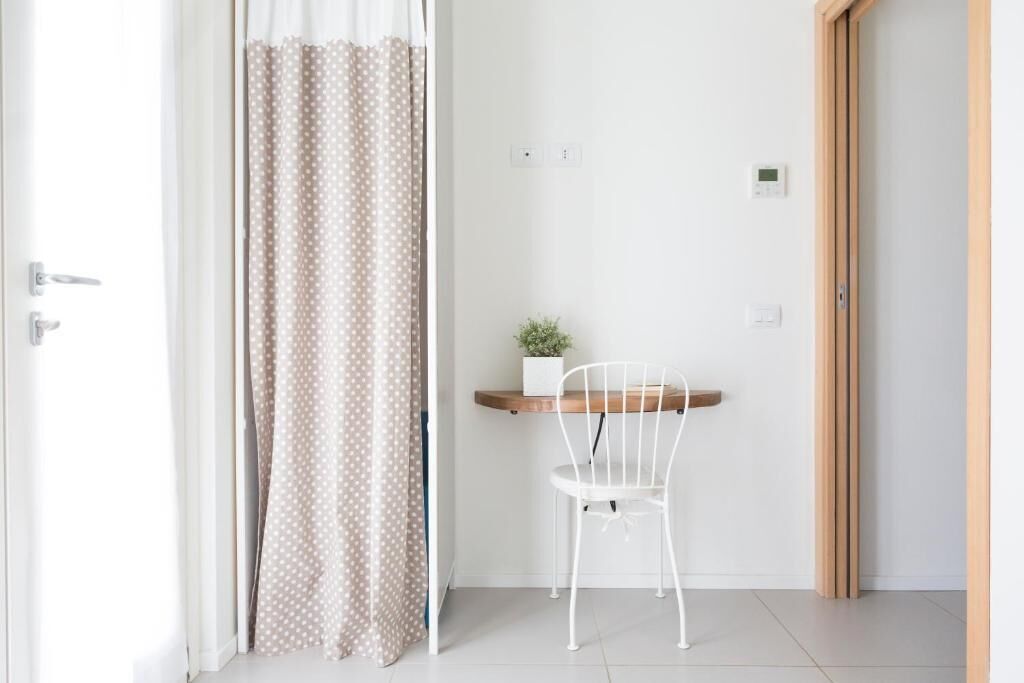 Familiesuite, terrasse, hageutsikt | Innvendig