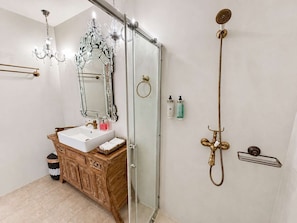 Regadera, amenidades de baño ecológicas, secadora de cabello, toallas