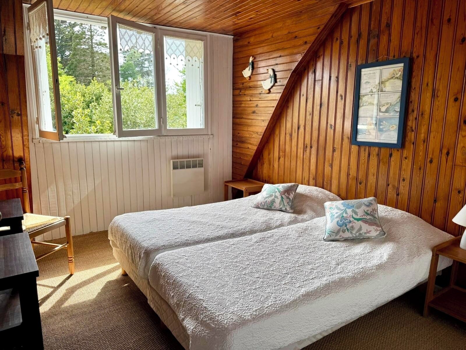 3 bedrooms, iron/ironing board, WiFi, bed sheets