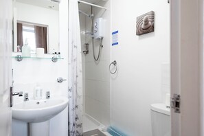 Shower, towels, toilet paper - Bayview Aparthotel by Guestz (Morecambe)