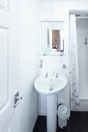 Shower, towels, toilet paper - Bayview Aparthotel by Guestz (Morecambe)