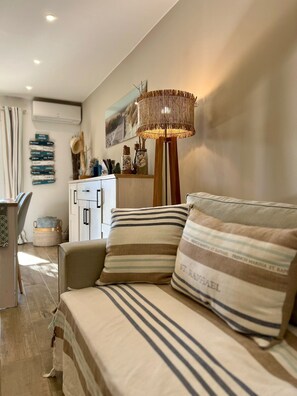 Living area - 5 minutes from Porto-Vecchio, a spacious, cozy one-bedroom apartment with a fenced-in garden (Porto-vecchio)