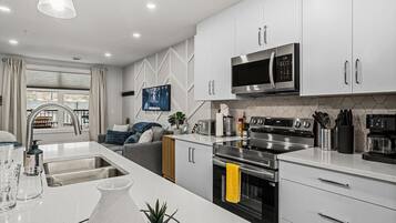 Refrigerador, microondas, horno, placa de cocina