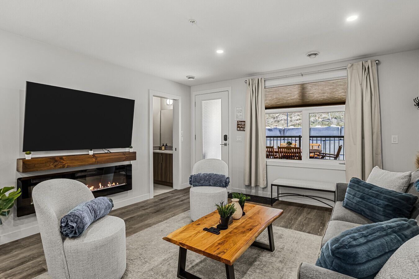 TV, fireplace