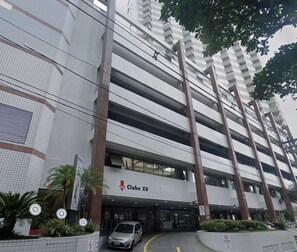 Un edificio moderno con un letrero que dice "Clube XV" en la entrada.