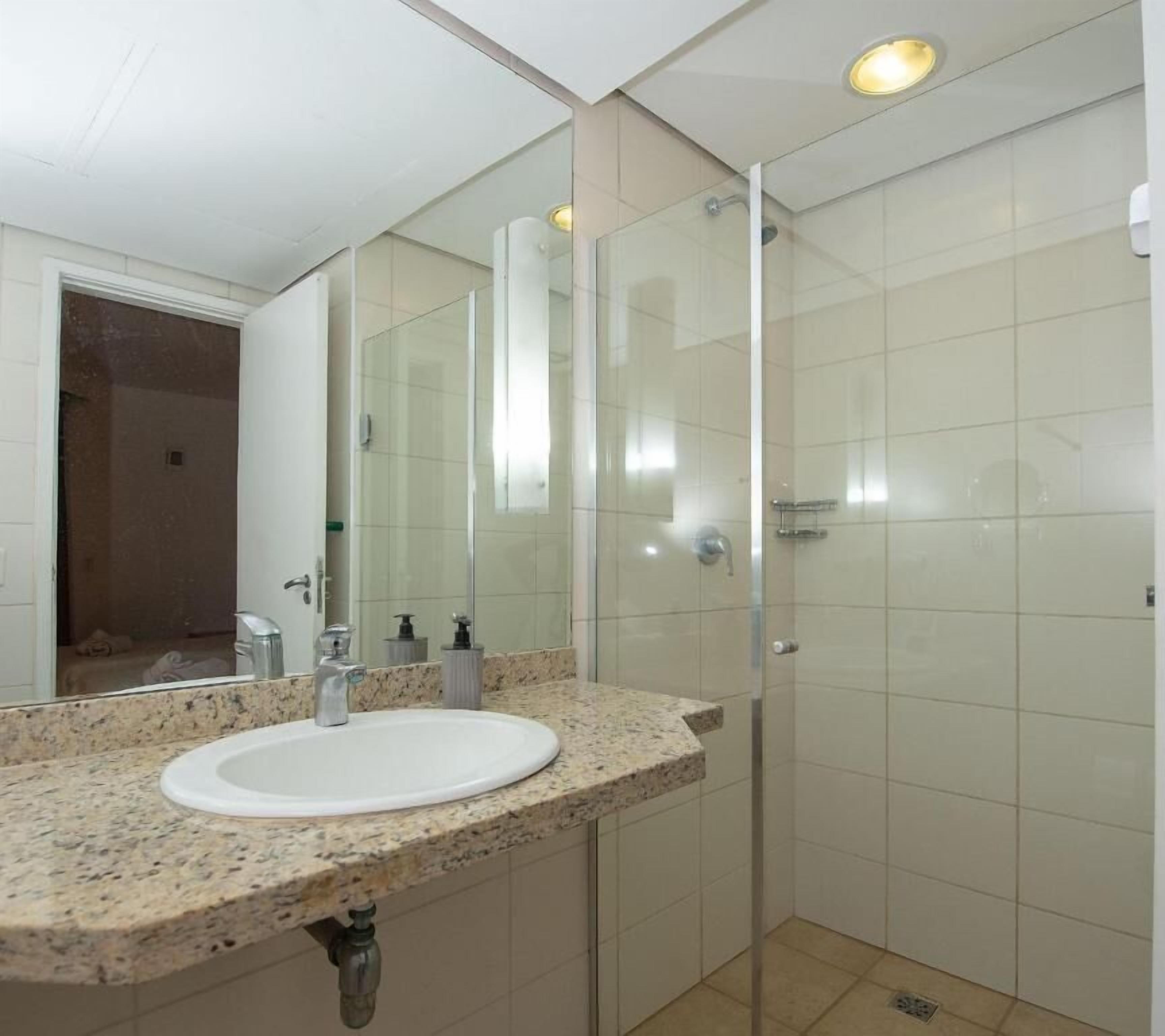 Apartamento, sacada, vista para o mar | Banheiro