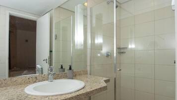 Apartamento, sacada, vista para o mar | Banheiro