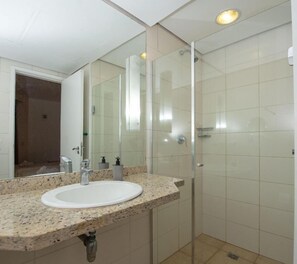 Apartamento, sacada, vista para o mar | Banheiro