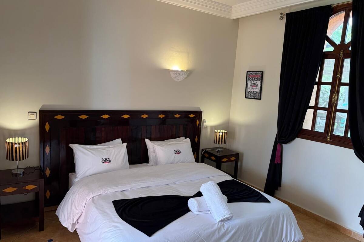 Suite familiale, vue sur la montagne | Minibar, coffre-fort, rideaux d’obscurcissement, lit d’appoint (gratuit)