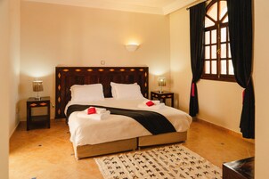 Ropa de cama hipoalergénica, colchones con pillow-top y minibar 