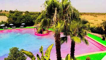 2 outdoor pools