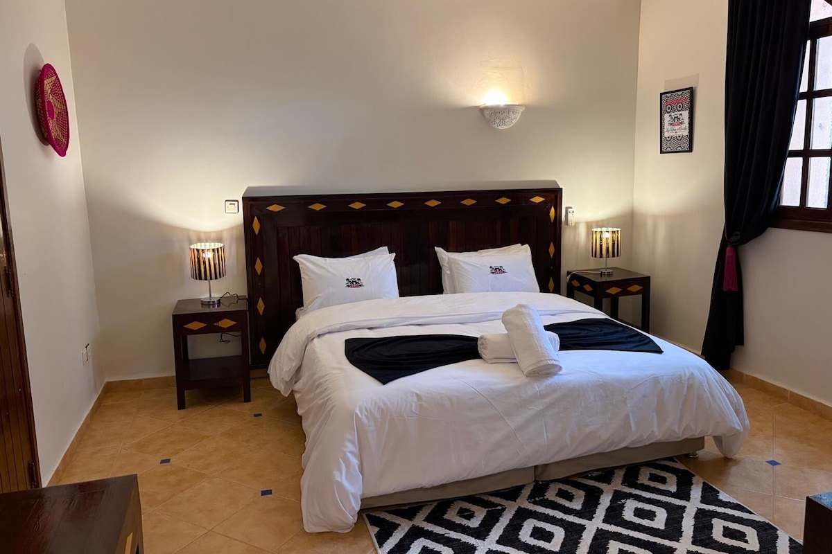 Frigobar, cofres nos quartos, cortinas blackout, camas extras/dobráveis