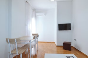 Dining - A cozy minimal apartment at Koukaki (Athens)