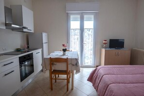 Basic Studio, Balcony