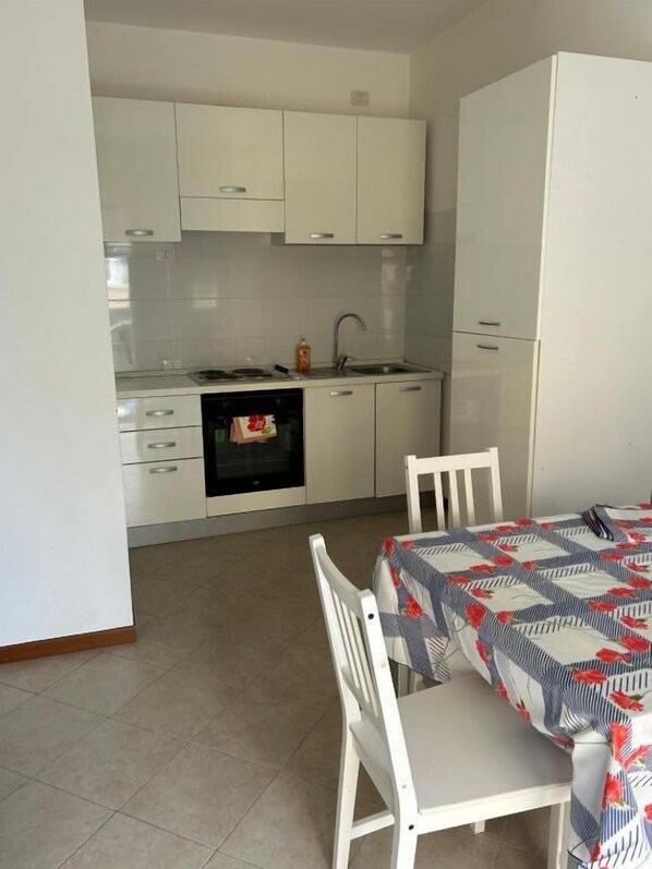 Deluxe Apartment, Balcony | Private kitchen