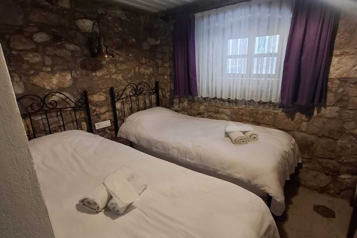 Classic Twin Room | In-room safe, free WiFi