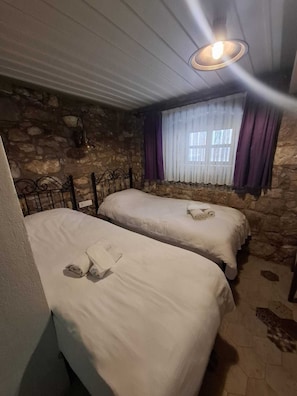 Classic Twin Room | In-room safe, free WiFi - My Flora Pansiyon (Ayvalık / Balıkesir)