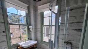 Un baño con inodoro, lavamanos y ducha.