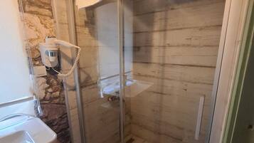 Badezimmer | Dusche, Haartrockner, Handtücher, Seife