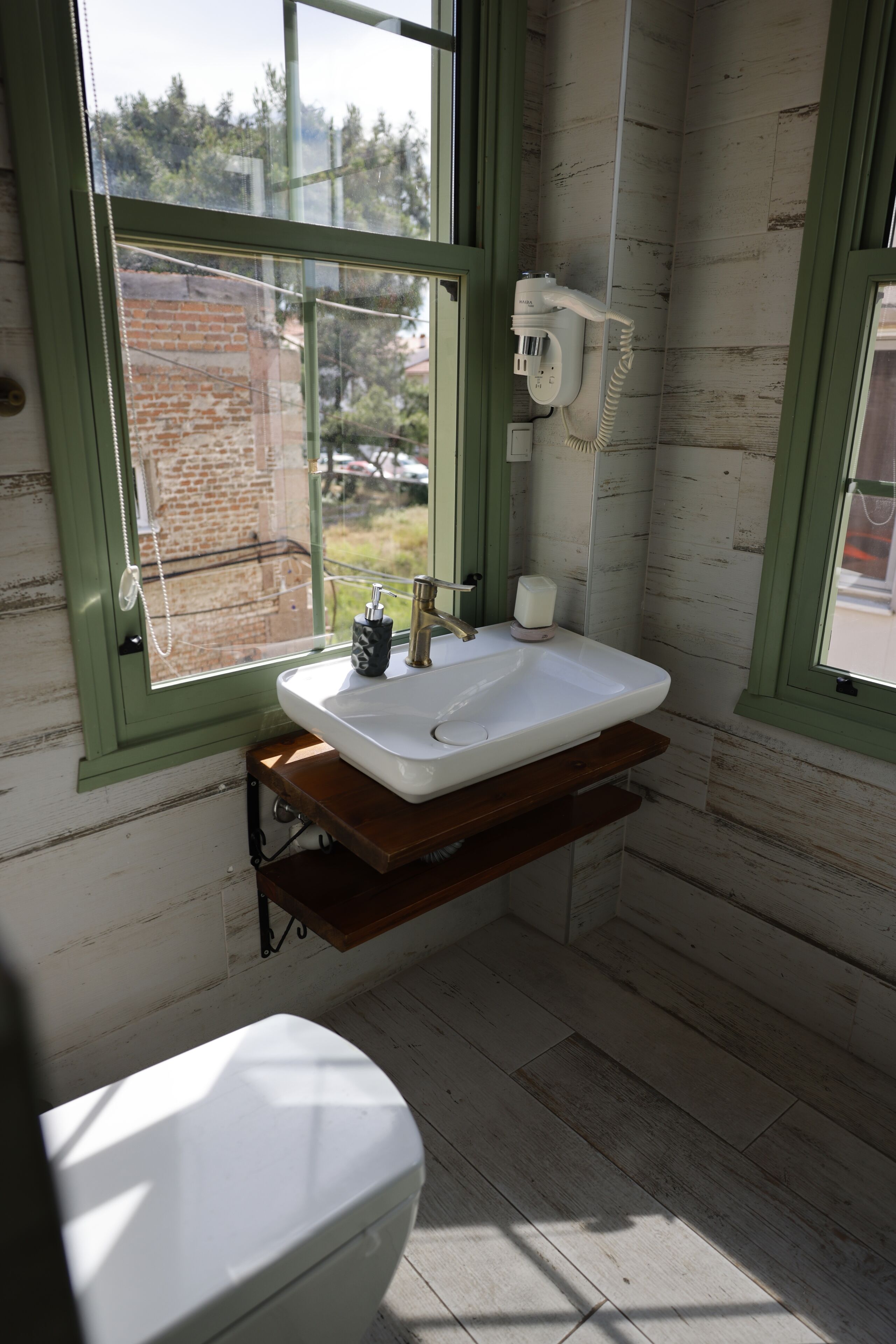 Deluxe-Doppelzimmer | Badezimmer | Dusche, Haartrockner, Handtücher, Seife