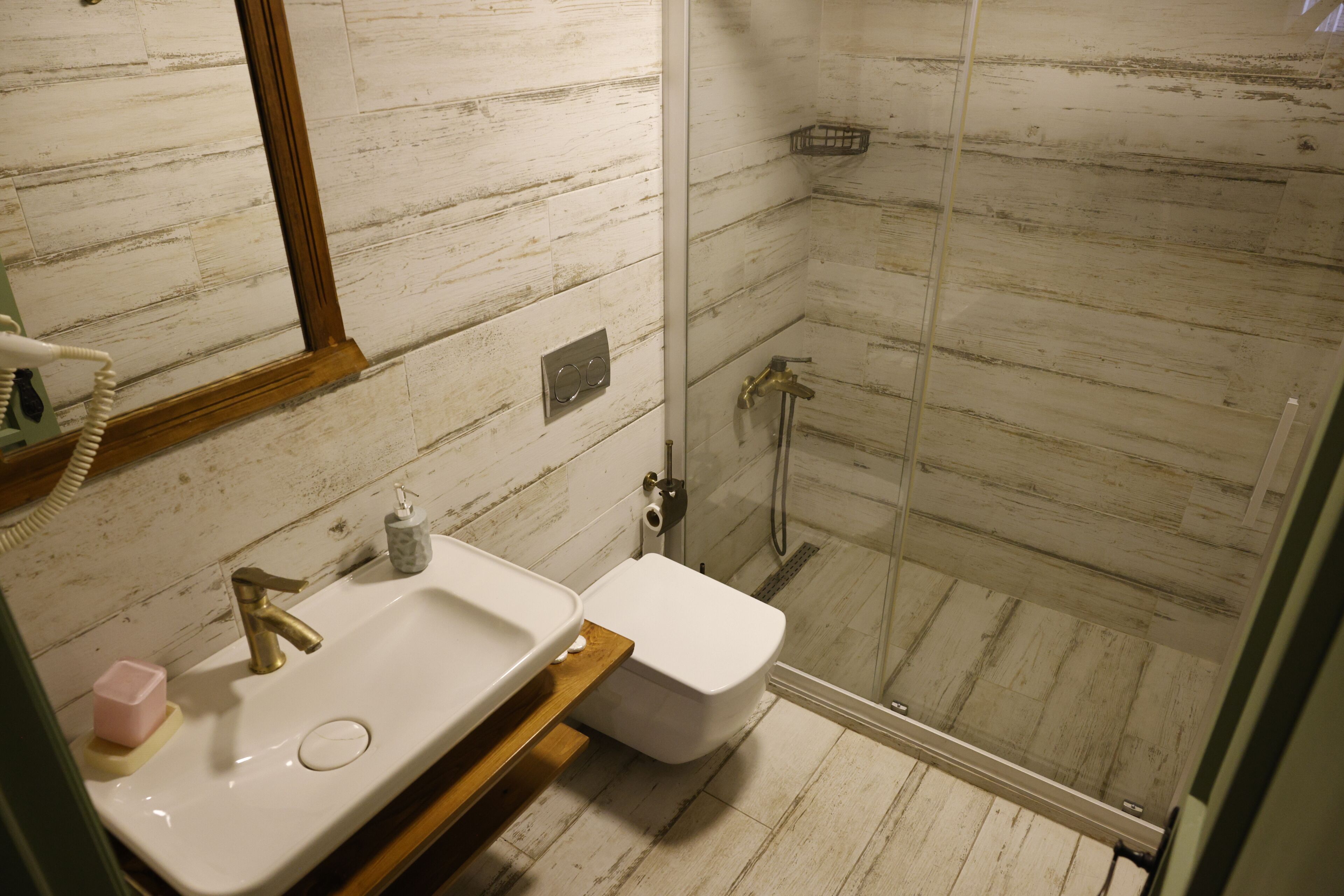 Chambre classique avec lits jumeaux | Salle de bain | Douche, séchoir à cheveux, serviettes fournies, savon