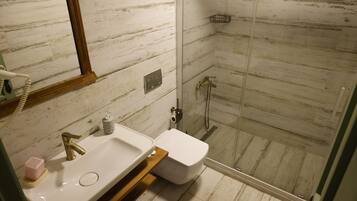 Chambre classique avec lits jumeaux | Salle de bain | Douche, séchoir à cheveux, serviettes fournies, savon