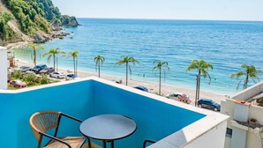 A balcony with a view of the sea, palm trees, and parked cars. - Blue Stay Hotel (Himarë)