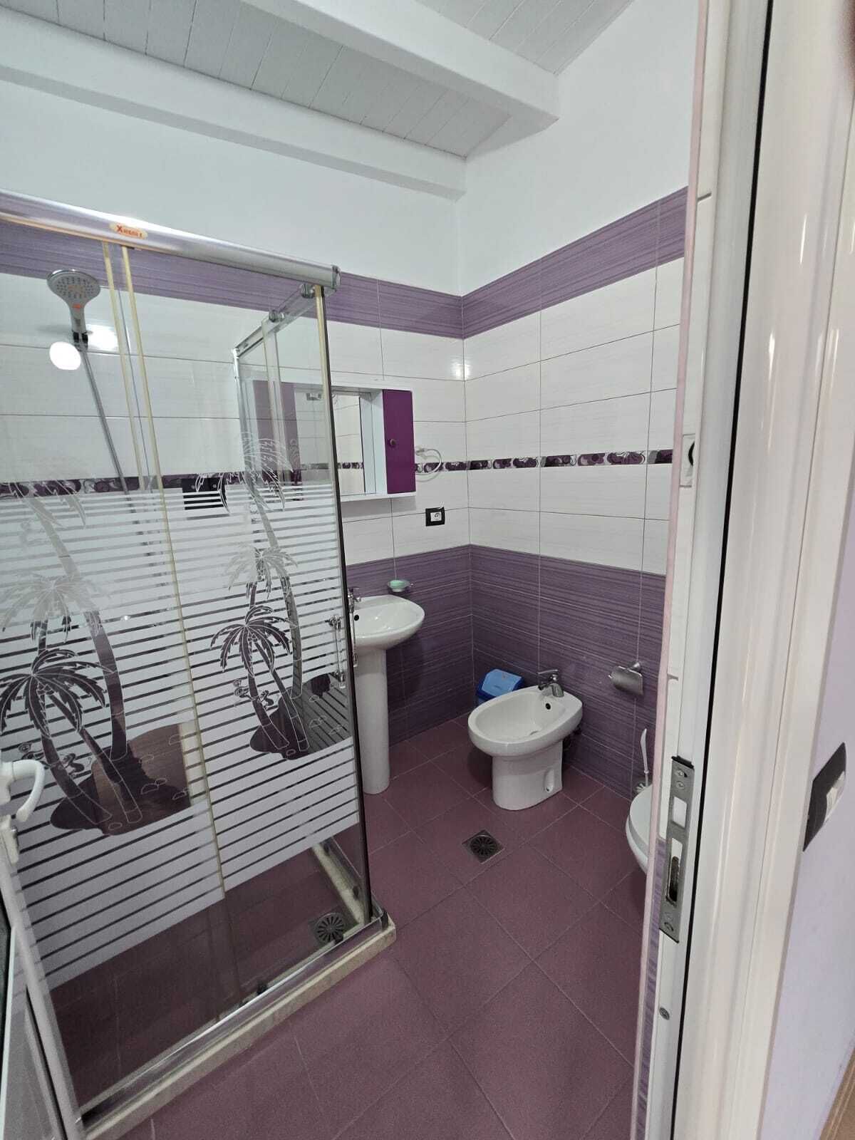 Suihku, ilmaiset hygieniatuotteet, pyyhkeet, saippua