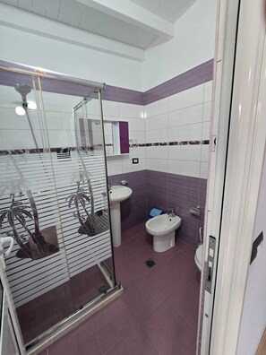 Suihku, ilmaiset hygieniatuotteet, pyyhkeet, saippua