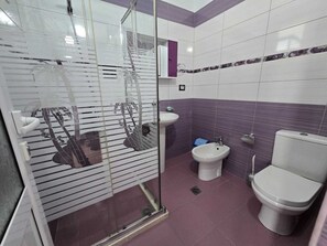 Shower, free toiletries, towels, soap - Blue Stay Hotel (Himarë)