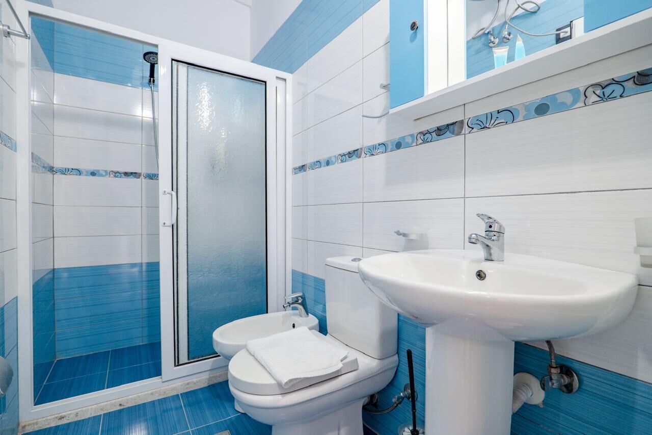 Habitación triple clásica | Baño | Regadera, amenidades de baño gratuitas, toallas, jabón 
