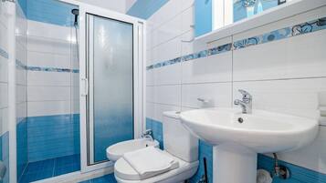 Habitación triple clásica | Baño | Regadera, amenidades de baño gratuitas, toallas, jabón