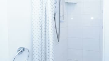 Douche, serviettes fournies, papier toilette
