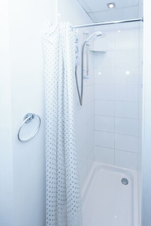 Shower, towels, toilet paper - Bayview Aparthotel by Guuestz (Morecambe)