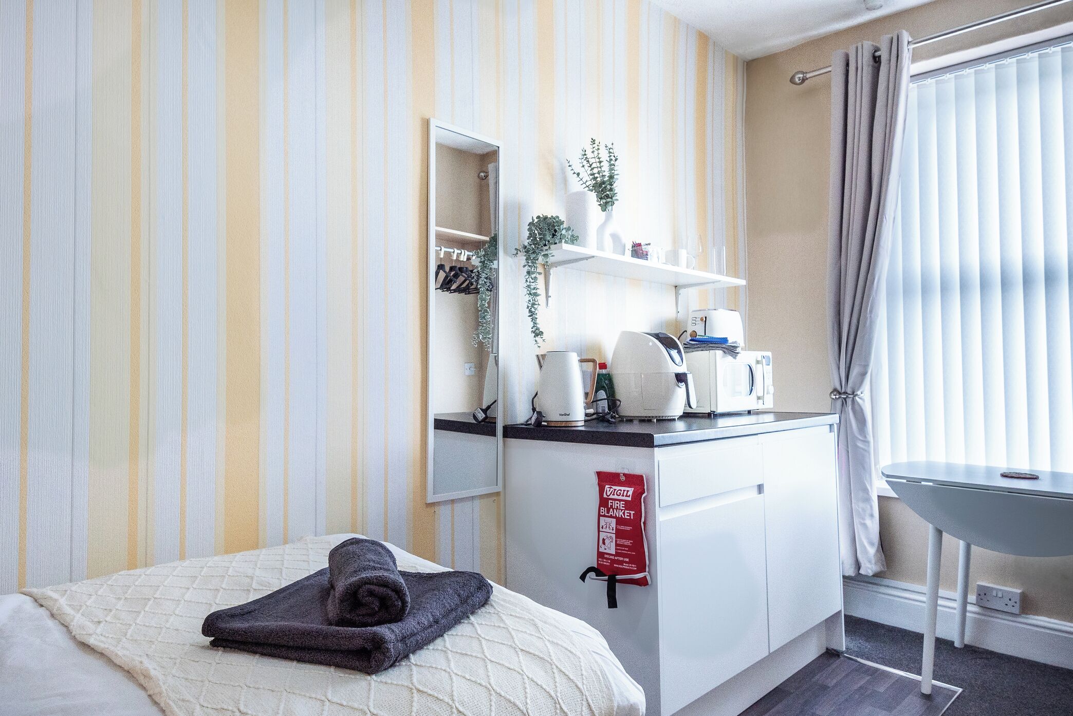 1 bedroom, bed sheets