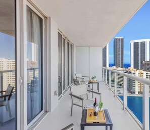 Property grounds - Stylish 1BR · Bay View · Beachwalk Resort (Hallandale Beach)
