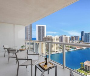 Property grounds - Stylish 1BR · Bay View · Beachwalk Resort (Hallandale Beach)