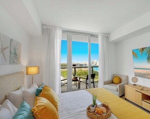 Desk, iron/ironing board, travel cot, WiFi - 1BR with Intracoastal View, Resort Pool & Gym (Hallandale Beach)