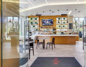 Eine moderne Bar mit Fernseher, Holztresen und Sitzgelegenheiten.