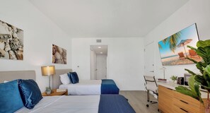 Desk, iron/ironing board, travel cot, WiFi - Sunny Studio, Bay View & Beach Shuttle (Hallandale Beach)