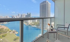 Property grounds - High Floor Studio w/ Resort Pool & Gym (Hallandale Beach)