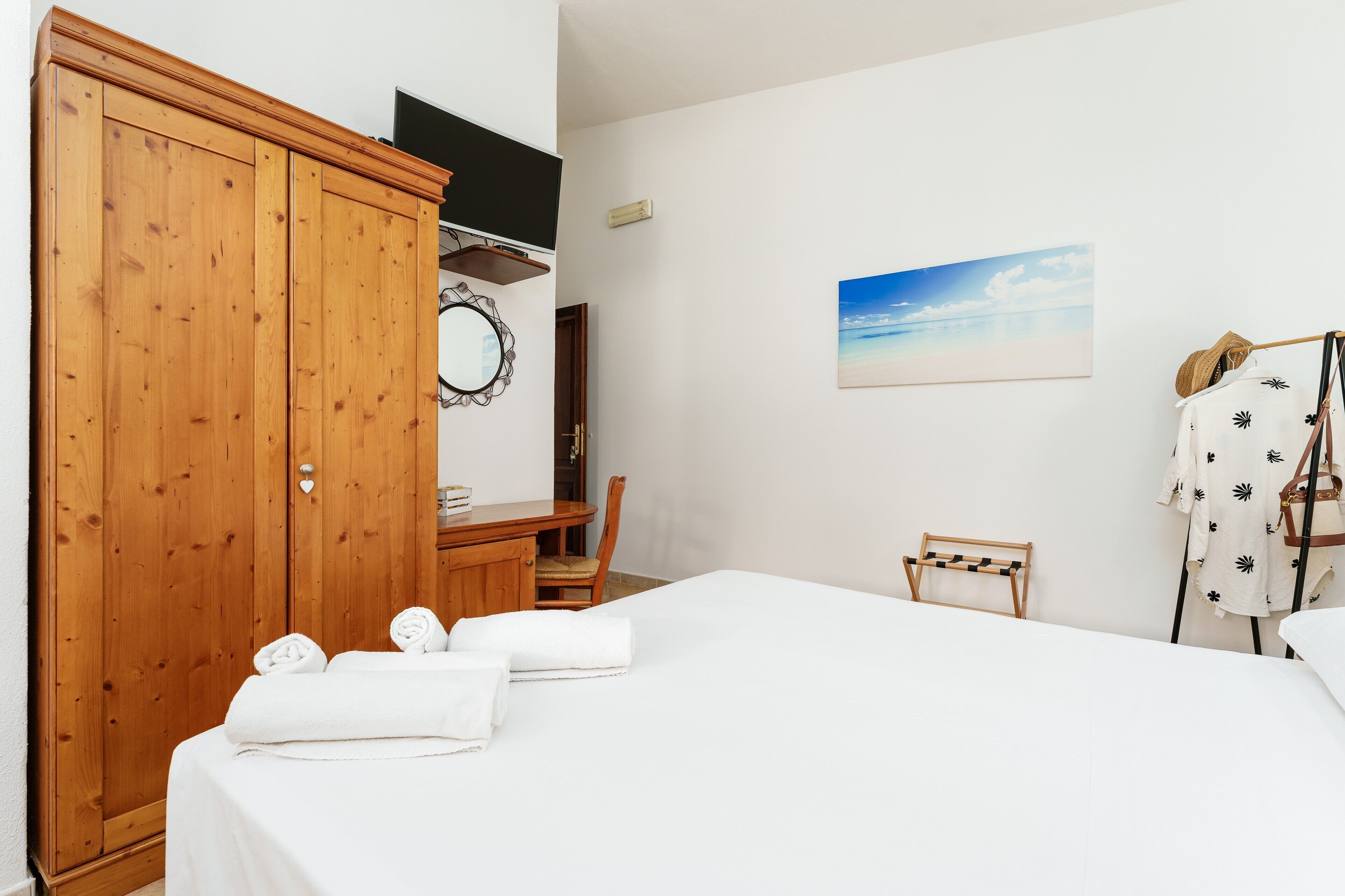 Iron/ironing board, WiFi, bed sheets