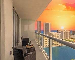 Property grounds - Bright Apt, Sunset View | Pool & Full Kitchen (Hallandale Beach)