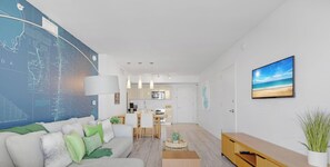 Ein modernes Wohnzimmer mit einer großen Karte an der Wand, einem Essbereich und einer Küche im Hintergrund.