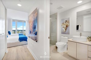 2 chambres, bureau, fer et planche à repasser, lit de bébé portatif